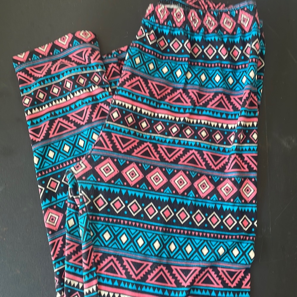 Super soft leggings, Aztec looking print, excellent condition